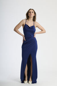 Moda femminile: abito navy in tessuto lustrante, design con spalline sottili e colletto avvolgente.