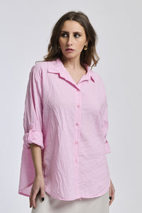Camicia rosa a righe, taglio ampio, perfetta per un tocco di colore.