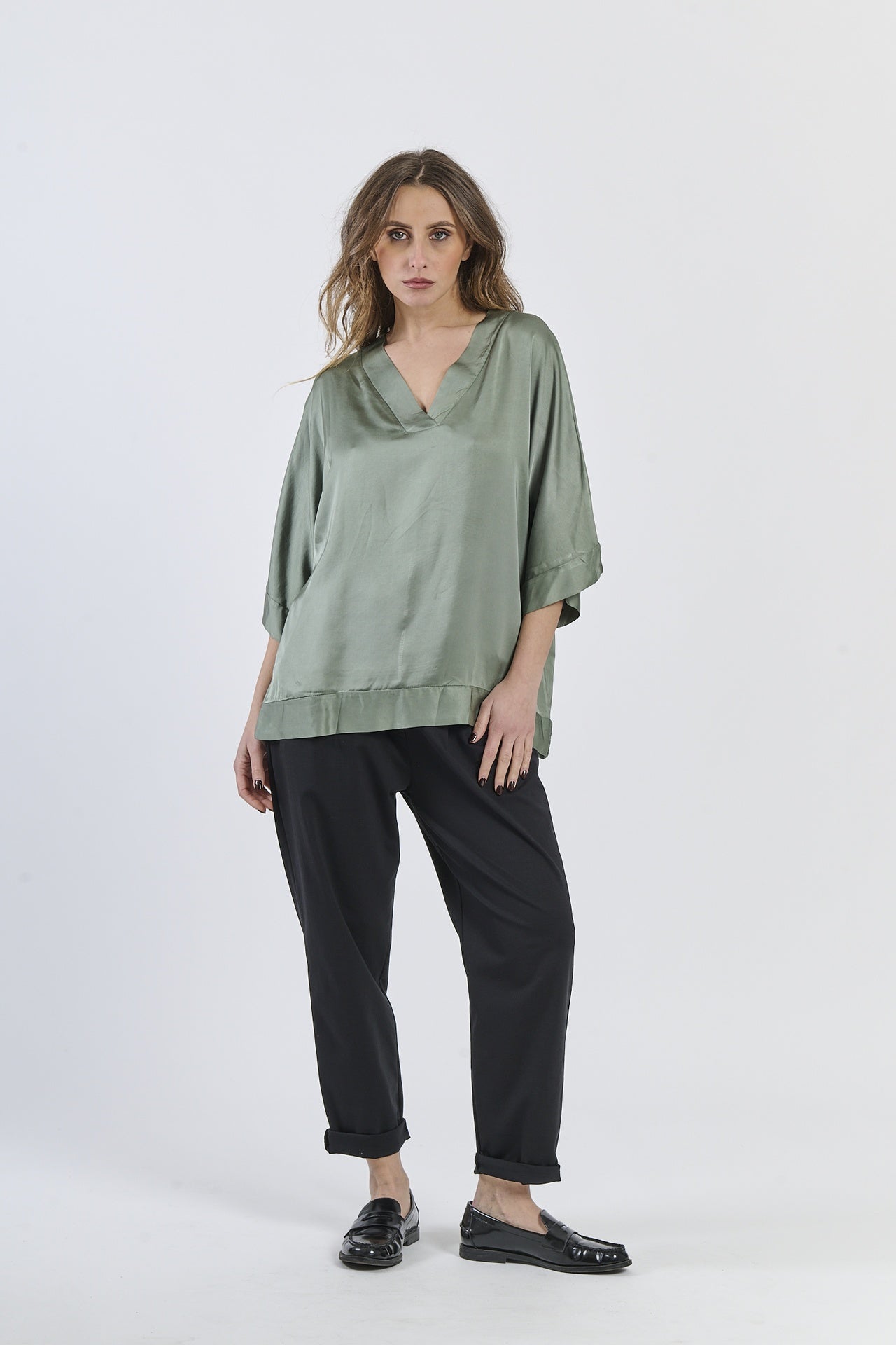 Tunica militare oversize con collo a V e design rustico