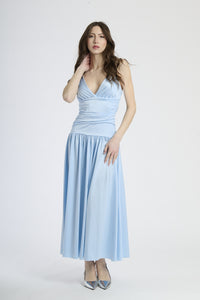 Abito lungo azzurro con scollatura a V profonda, silhouette dritta e gonna fluttuante.