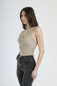 Moda femminile: top beige a uncinetto, design cropped con bretelle sottili e scollatura a V.