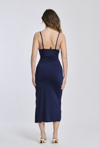 Abito navy a spalline sottili, tessuto opaco e apertura laterale per uno stile senza tempo.