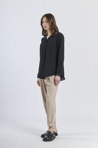 Outfit con camicia nera e pantaloni neri, total black