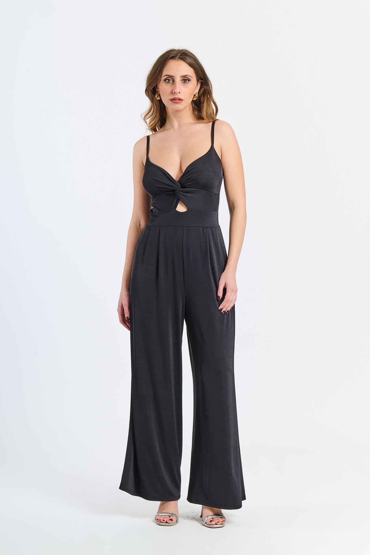 Tuta intera nera con bretelle sottili e taglio cut-out seducente