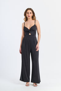 Tuta intera nera con bretelle sottili e taglio cut-out seducente