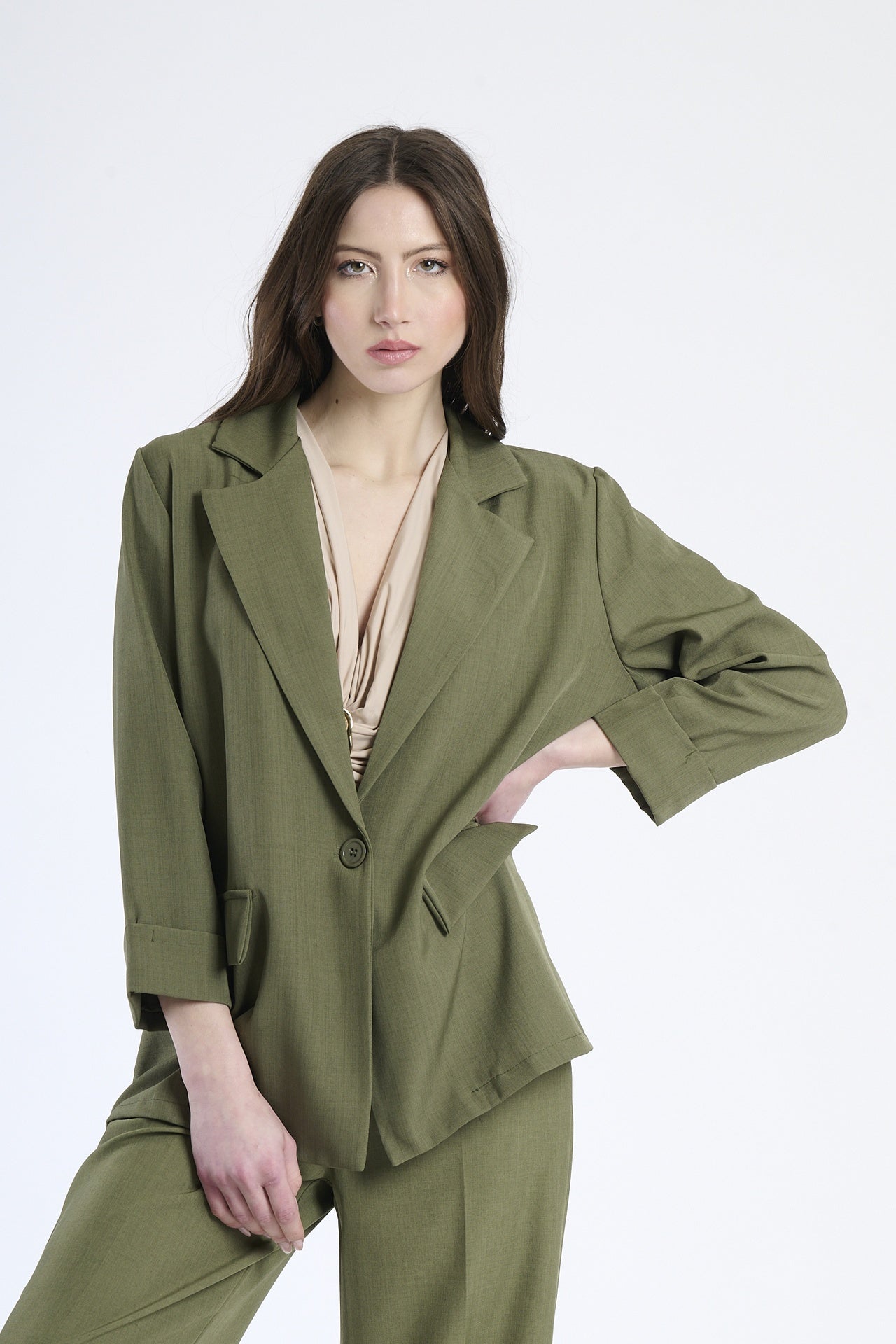 Donna con blazer militare, robustezza e charme contemporaneo.