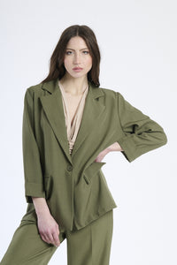 Donna con blazer militare, robustezza e charme contemporaneo.