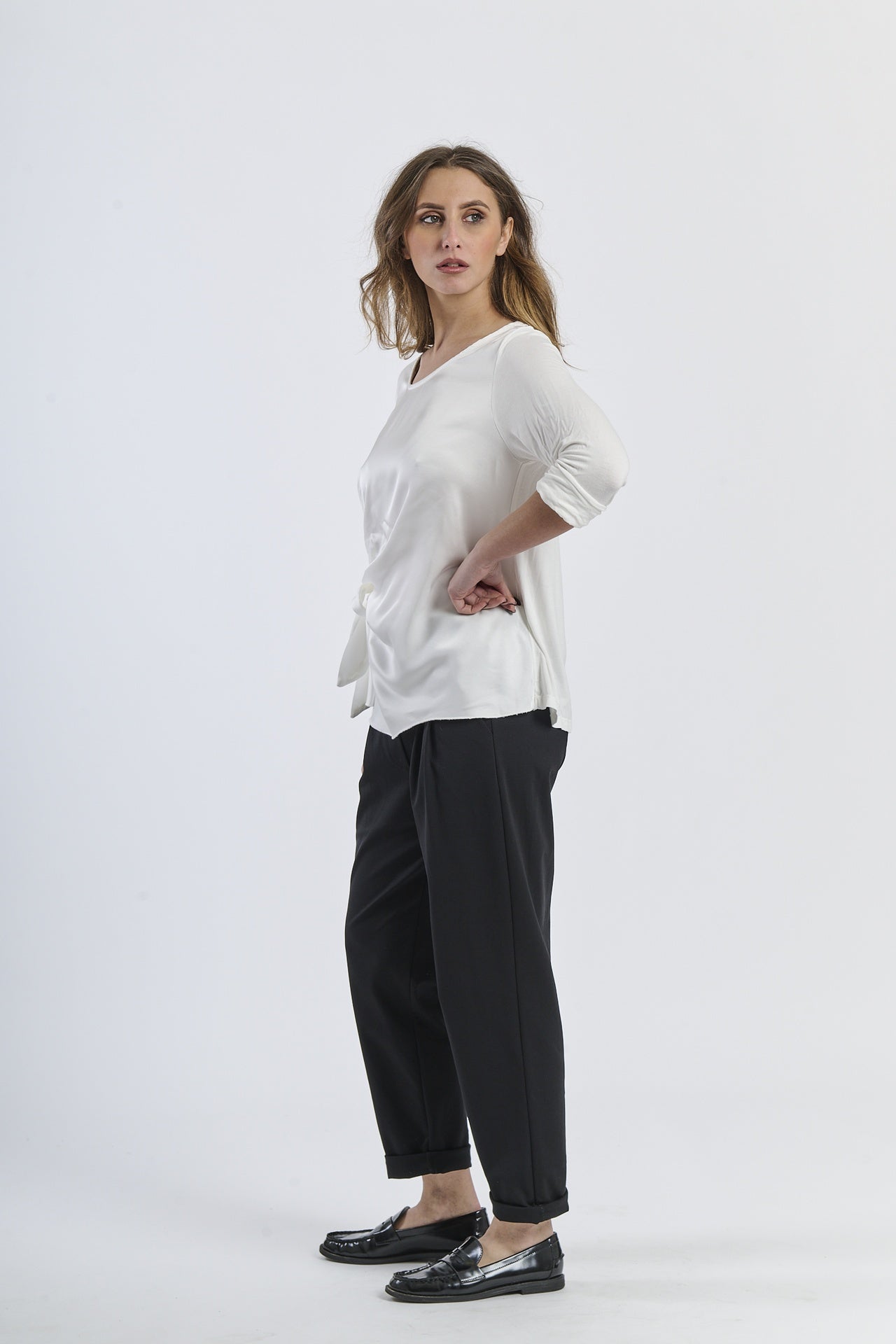 Blusa bianca in tessuto lucido, effetto elegante e moderno