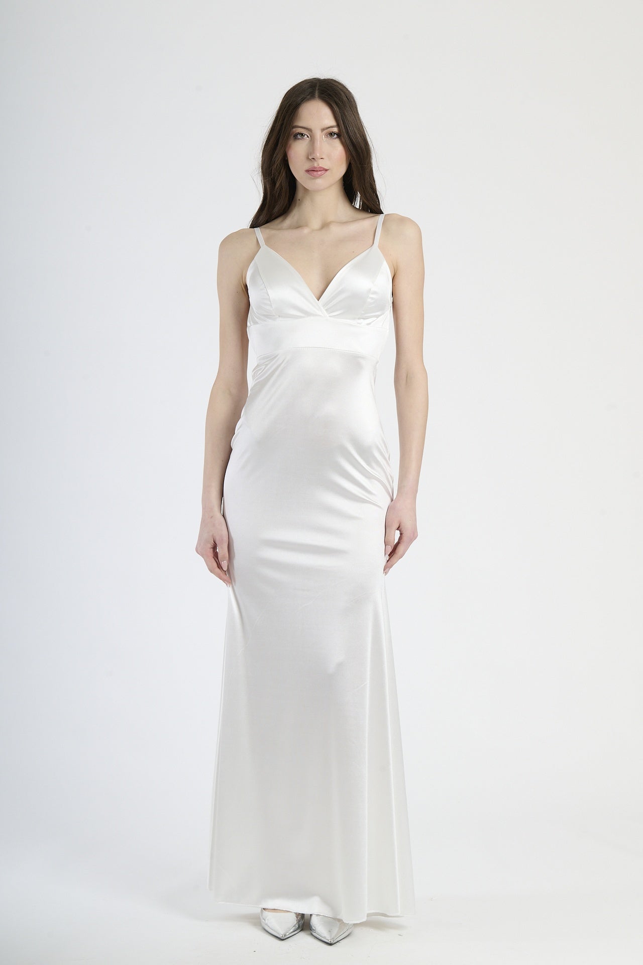 Outfit con abito bianco lungo, perfetto per un’atmosfera di sofisticatezza.