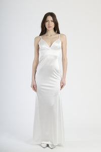 Outfit con abito bianco lungo, perfetto per un’atmosfera di sofisticatezza.