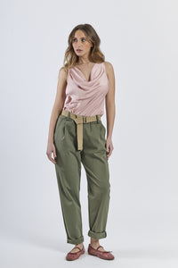 Look con top senza maniche rosa e pantaloni a taglio dritti color militare