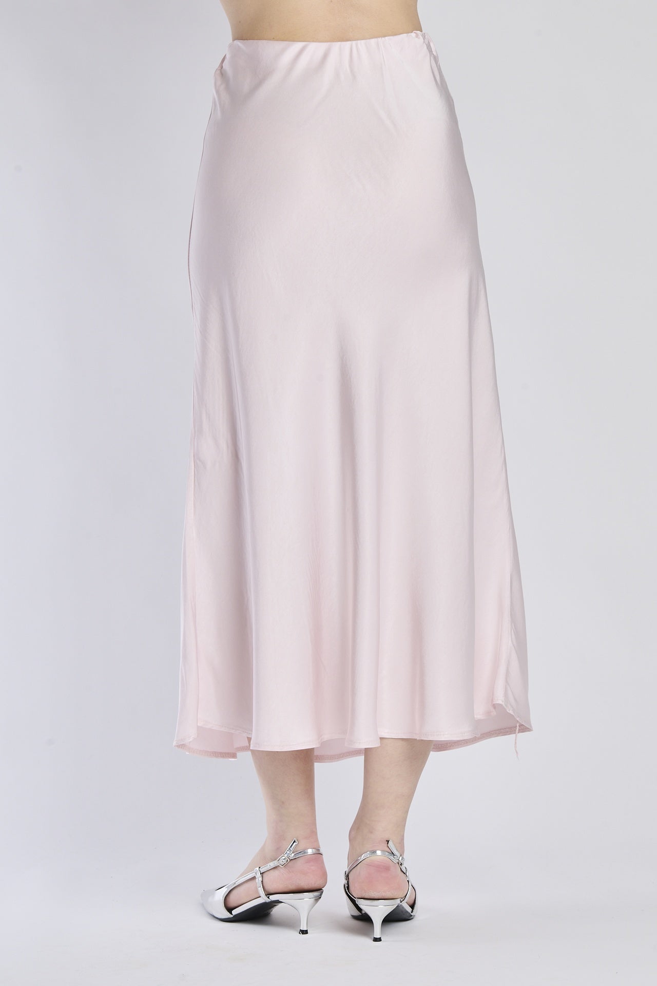 Gonna lunga rosa in raso, abbinata a ballerine argentate