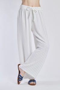 Pantaloni fluido bianchi, taglio ampio, nodo decorativo in vita, perfetti per la stagione estiva.