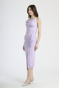 Moda femminile: abito lilla elegante, taglio lungo con bretelle sottili e dettagli ruches.