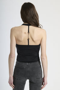 Modella indossa canotta nera, stile classico ed elegante.