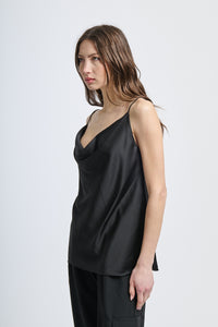 Maglia nera a spalline per outfit classico