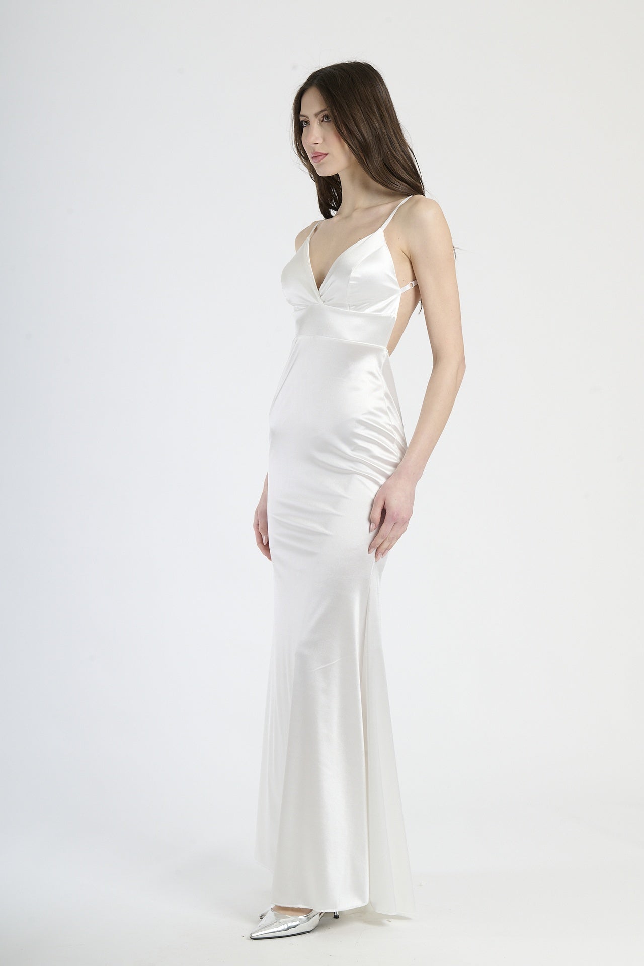 Abito bianco in raso con scollatura profonda, abbigliamento da cerimonia o gala.