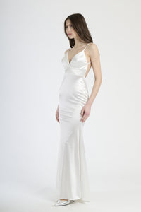 Abito bianco in raso con scollatura profonda, abbigliamento da cerimonia o gala.