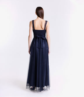 Abito navy con scollo a V, eleganza senza tempo per occasioni importanti
