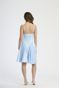 Modella indossa abito azzurro, stile romantico e leggero.