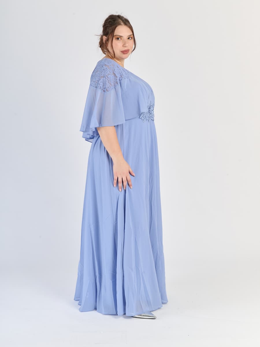 Modello di abito plus size Lavanda in raso con silhouette avvolgente