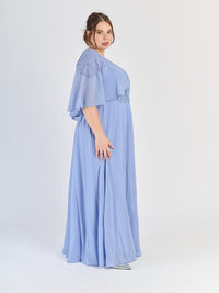 Modello di abito plus size Lavanda in raso con silhouette avvolgente