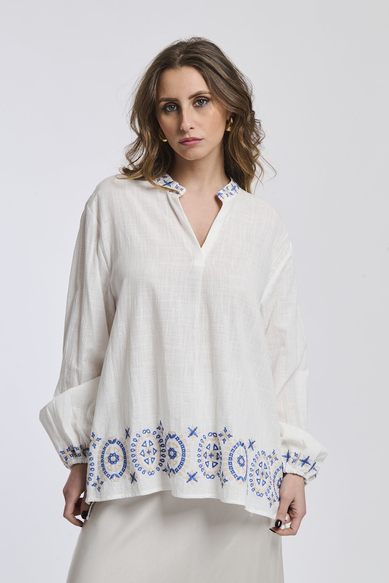 Ragazza indossa una giacca marrone di lana con maniche lunghe e collo a camicia, taglio regolare e bottoni in legno, abbinata a una gonna nera