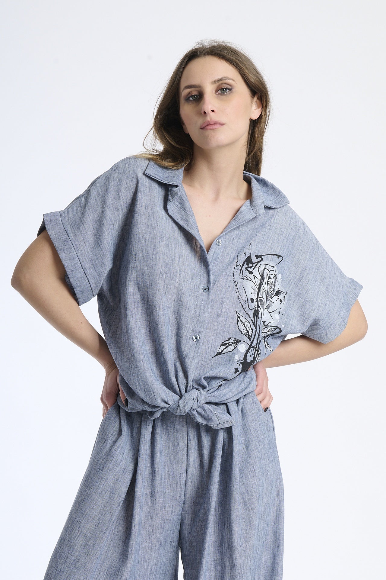 Completo camicia e pantaloni in jeans, stampa floreale e nodo alla vita