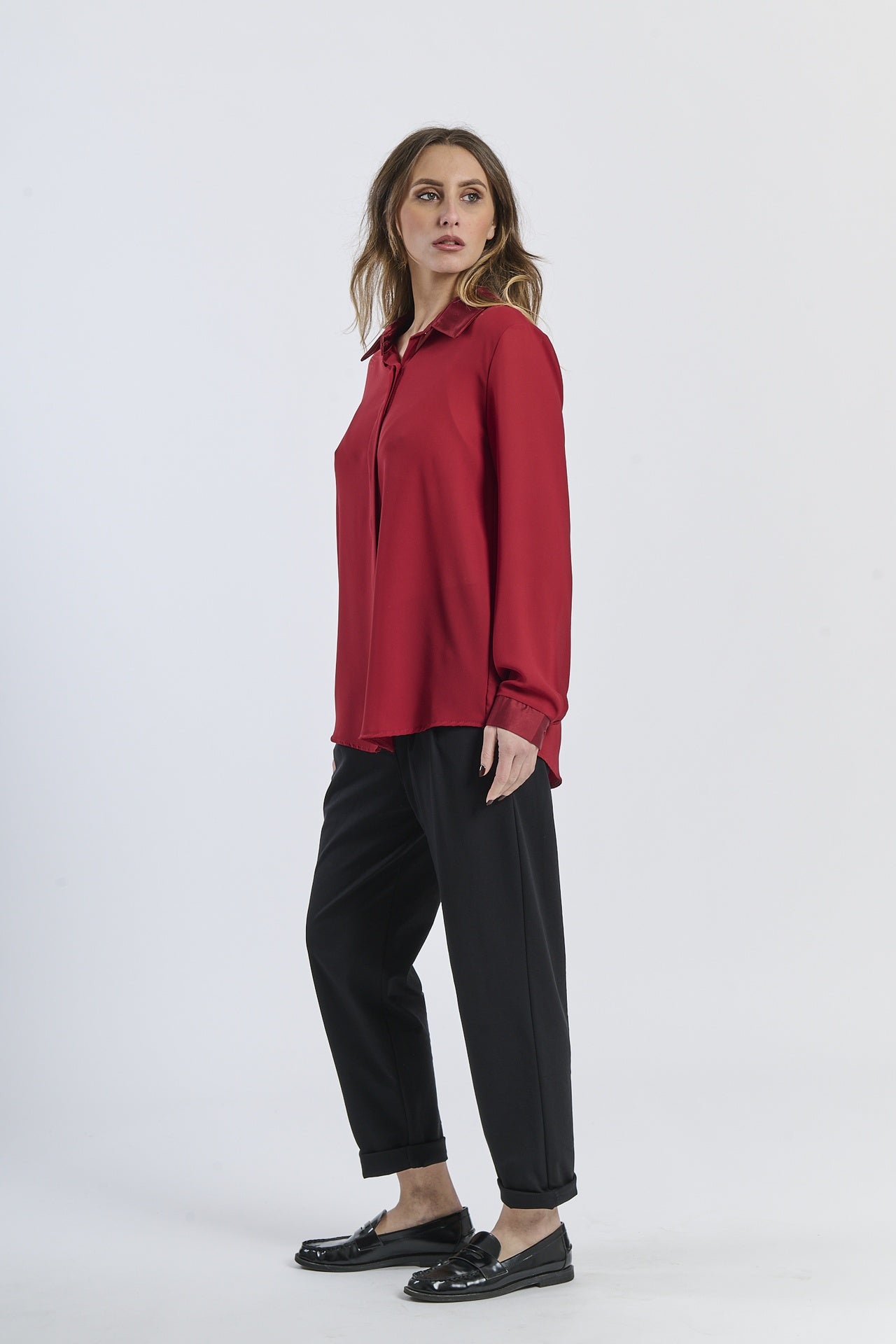 Outfit con camicia bordeaux e pantaloni neri, look romas