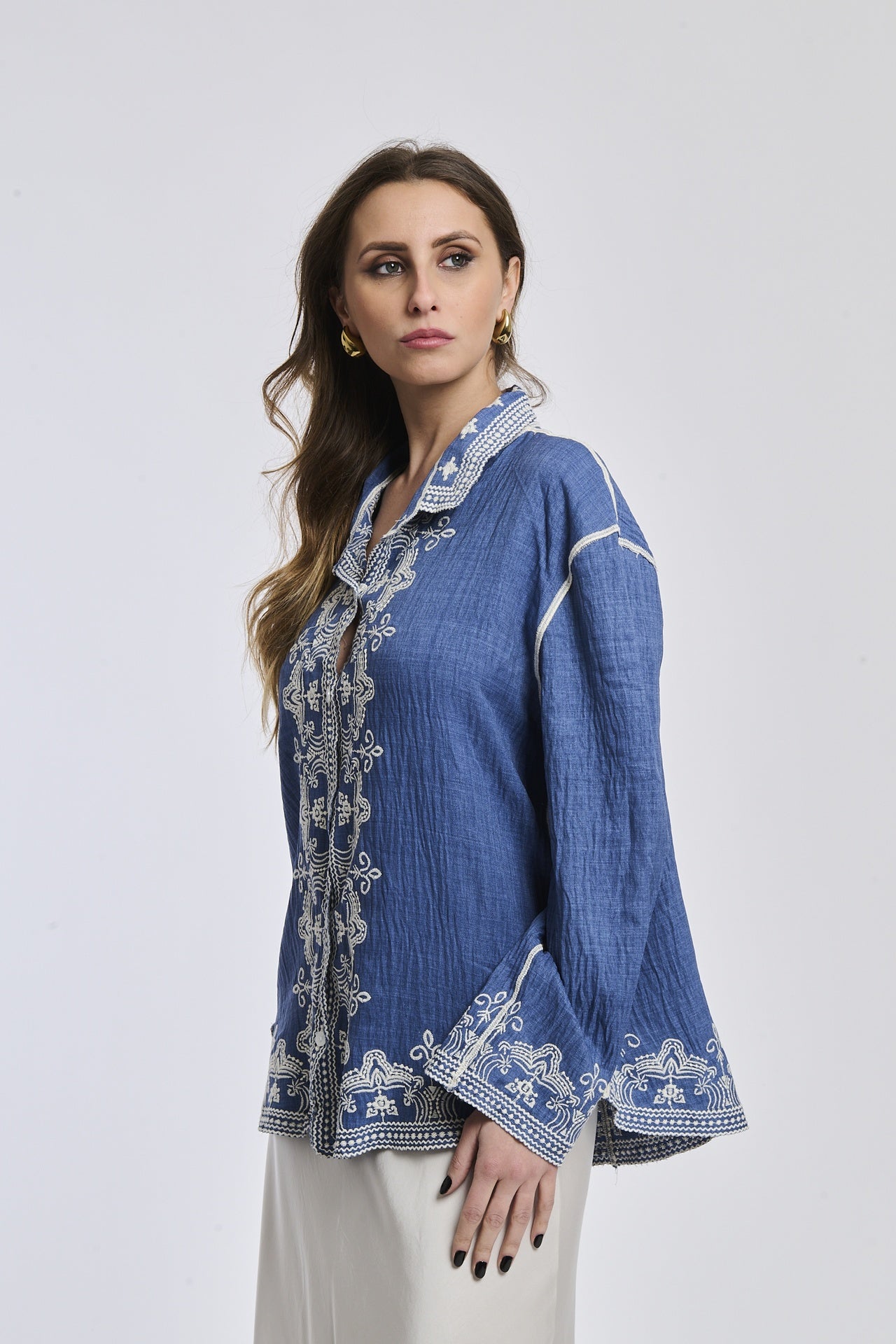 Camicia a righe navy e bianche da donna, taglio dritto, che valorizza