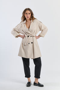 Trench beige classico con cinghia in vita, stile elegante per l’outfit quotidiano.