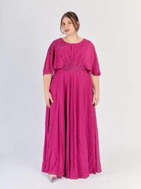 Vestito da sera plus size Magneta, maniche ampie e finitura brillante