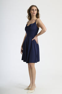 Vestito da sera navy, design senza spalline con accento di gonna ondulata