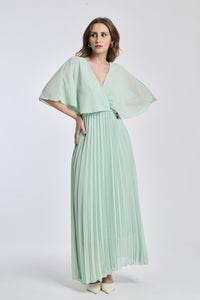 Un abito in salvia con lo stesso design crociato e maniche a mantello, creando un'atmosfera di tranquillità e armonia.