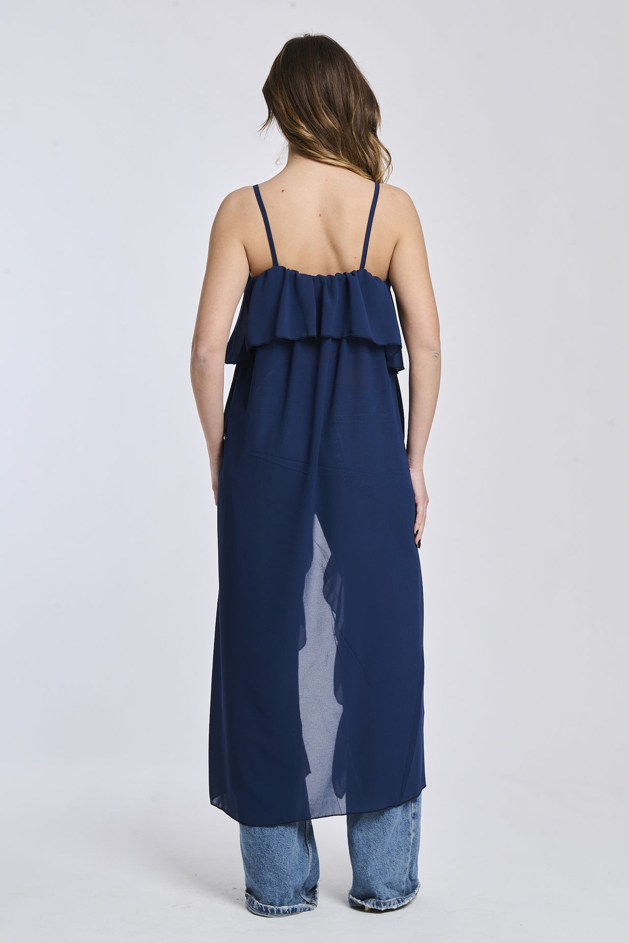 Top in navy con un tessuto resistente e di qualità, che offre un senso di solidità e di professionalità.