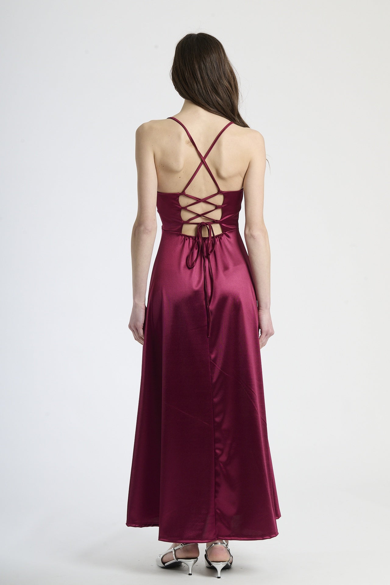 Vestito romantico ciliegio in raso, taglio maxi con spalline sottili, adatto per serate romantiche.