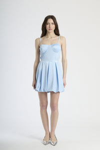 Moda femminile: abito azzurro a campana, design con bretelle sottili e scollatura cuore.