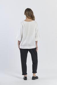 Tunica bianca pulita dalcollo elegante