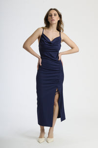 Moda femminile: abito navy elegante, taglio lungo con bretelle sottili e dettagli ruches.