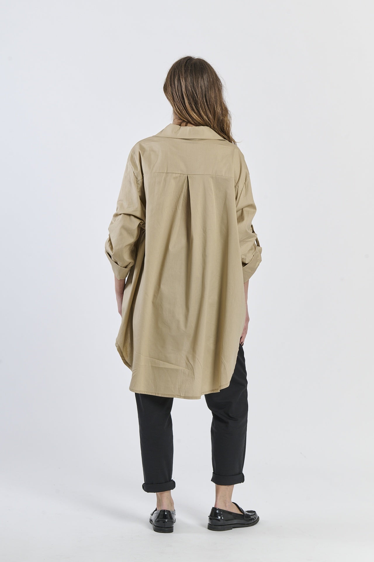 Camicia beige a maniche arrotolate, stile casual e moderno