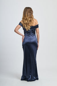 Abito elegante navy con raso satinato, scollo a barca e slittino sobrio