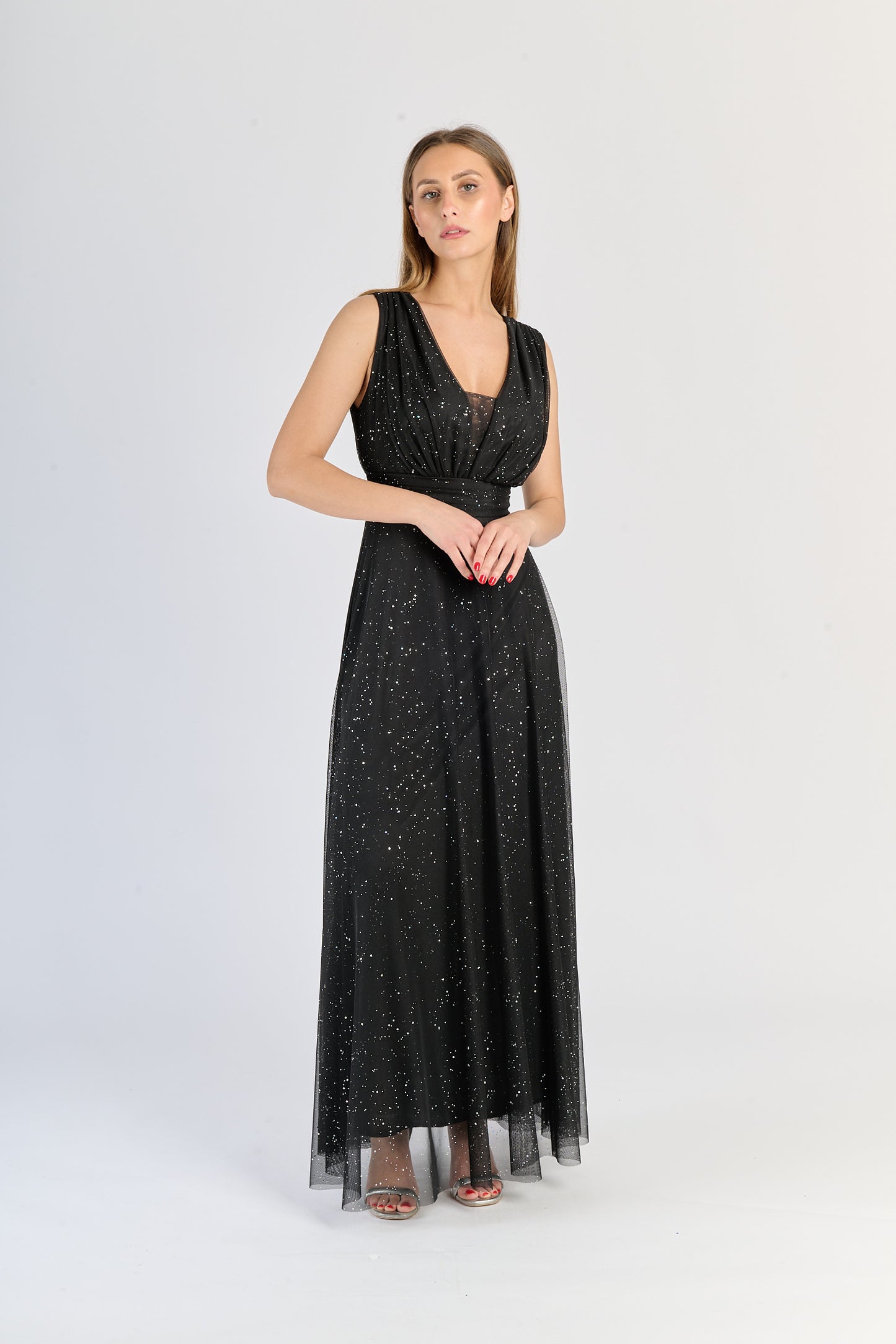 Vestito nero classico, colletto a V e gonna ampia, stile eterno come il nero.