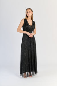 Vestito nero classico, colletto a V e gonna ampia, stile eterno come il nero.