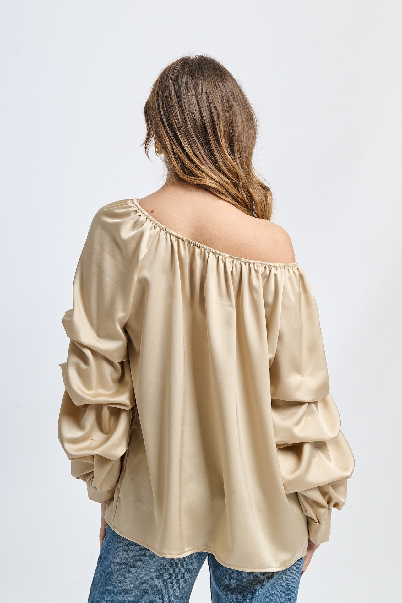 Top beige con scollo a barca, maniche a balze, design fluido, per uso quotidiano