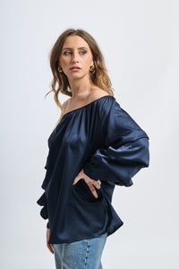 Outfit navy: blusa oversize, dettagli ruffle, per serate notturne o usi quotidiano