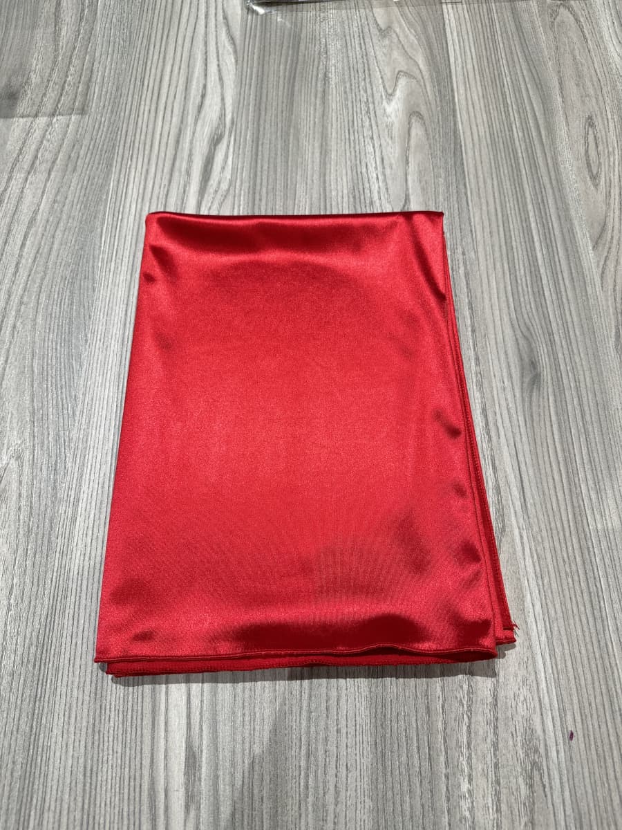 Titolo: Sciarpa "Lunara" – Eleganza satinata in tinta unita (solo lo scialle, non incluso l'abito)