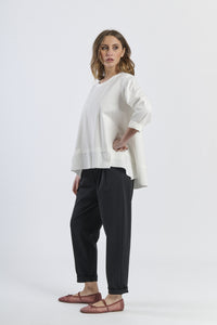 Un vestito da spiaggia in un colore vivace con una cucitura a costeggiare.