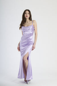Vestito lungo in raso lilla, spalline sottili e scollatura a cuore