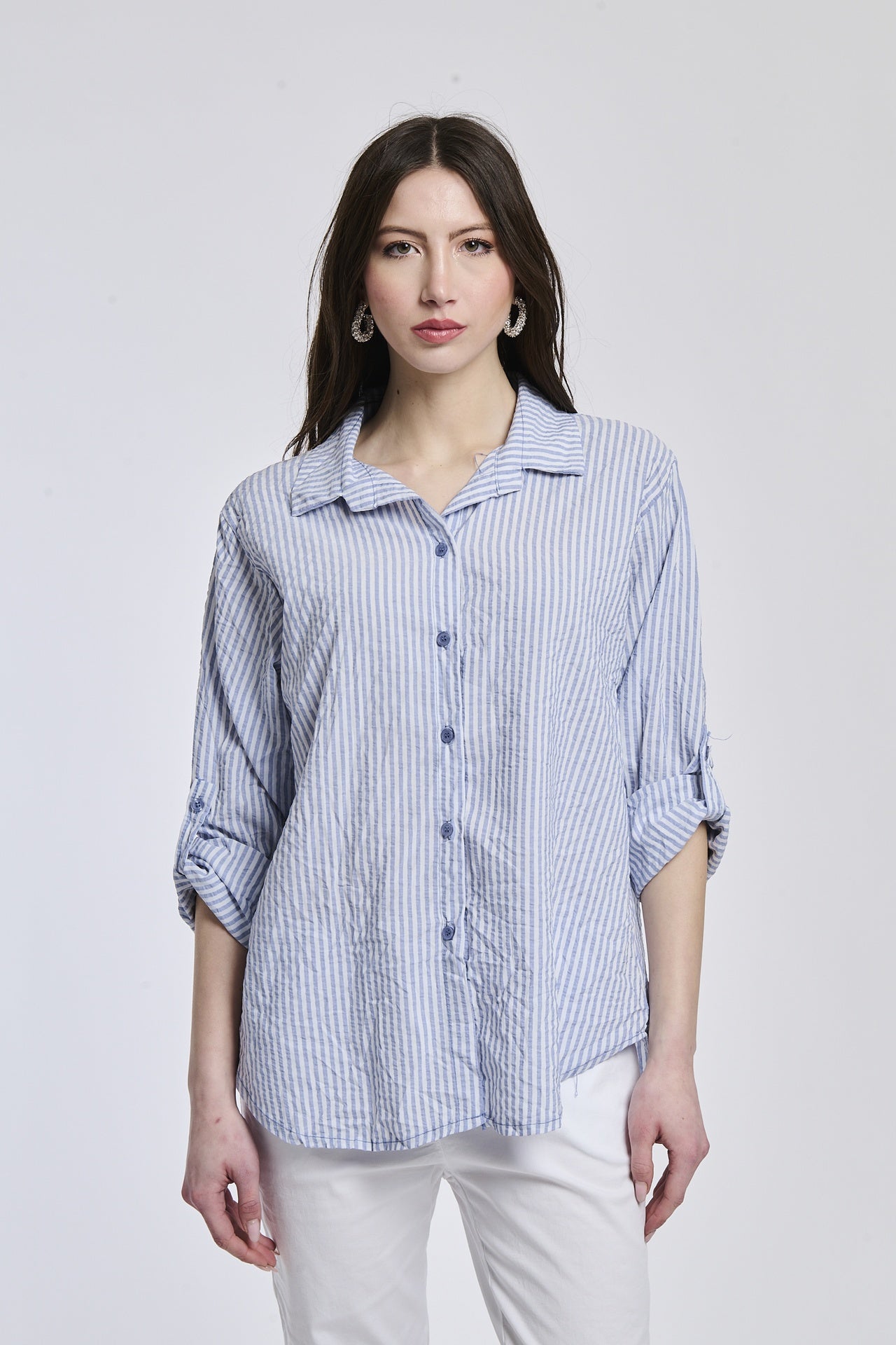 Camicia oversize a righe navy, colletto classico, bottoni e maniche arrotolate, stile preppy.
