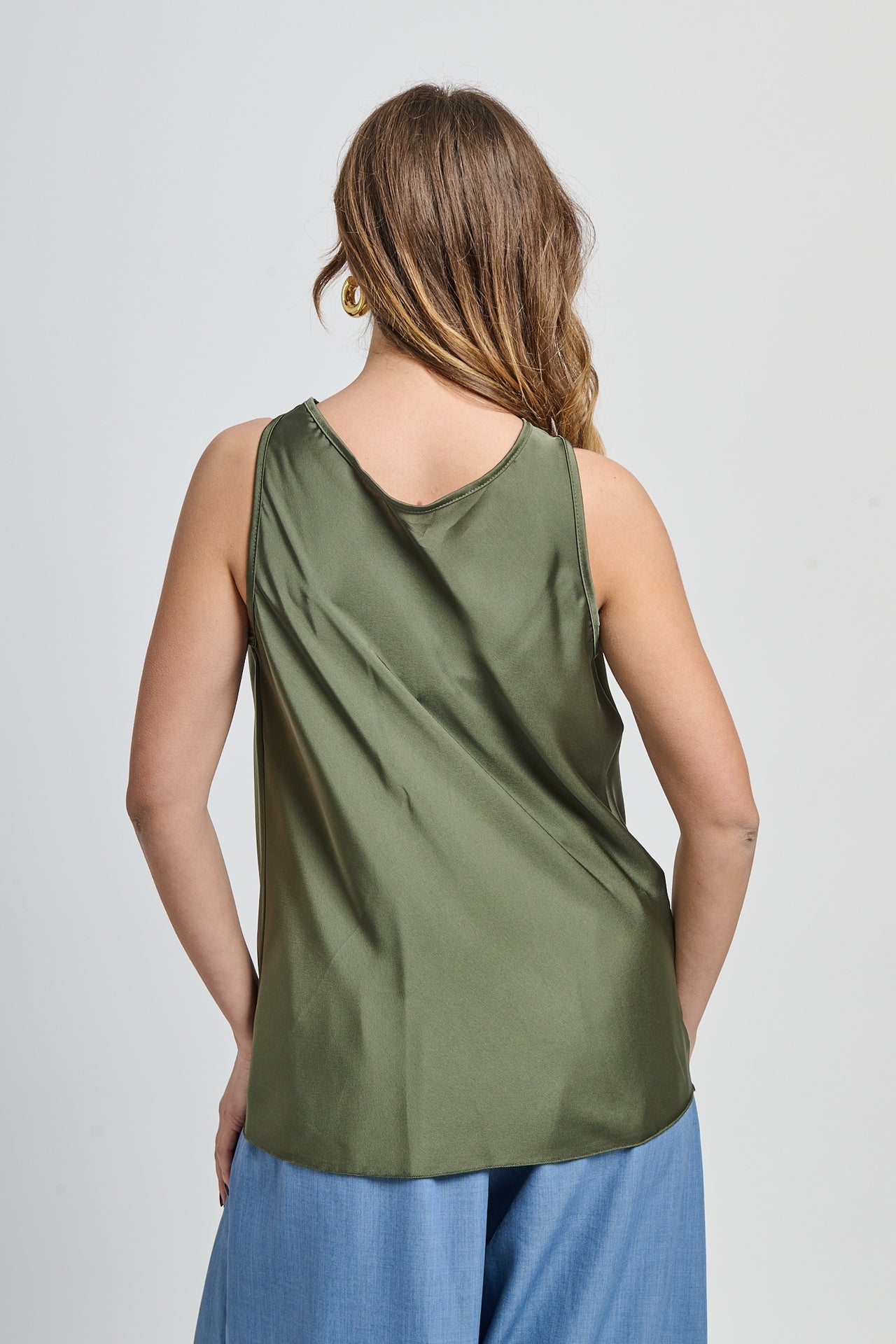 Canotta verde militare dalcollo avvolgente deciso